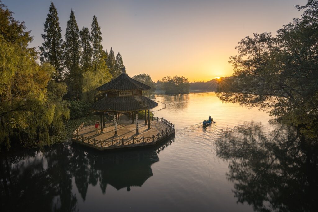杭州西湖黛色参天。